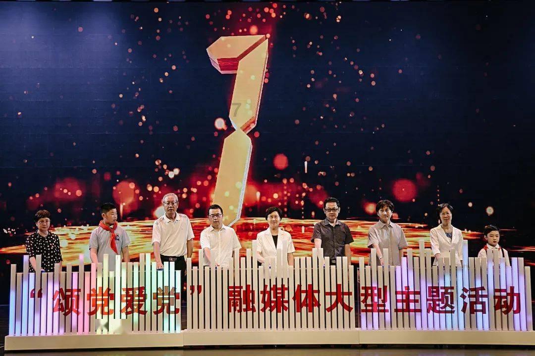 探索黑色针织衫搭蓝色高腰紧身牛仔裤,简约大气,知性干练,这样的搭配迷人吗?的全新红迪网平台